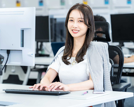 オフィスで採用支援に取り組む様子